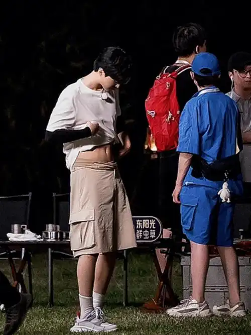 范丞丞腹肌要出来了