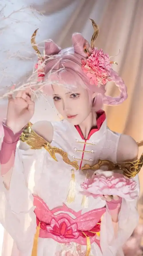 cosplay丨王者荣耀#嫦娥·拒霜思,此刻她犹如一朵盛开的牡丹
