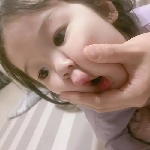 火遍全网的表情包小女孩!凭可爱萌翻所有人:骗我生女儿