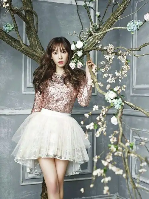 一辆汽车疾驰而来,上面坐着的是一个令郑秀晶和林允儿共同难忘的