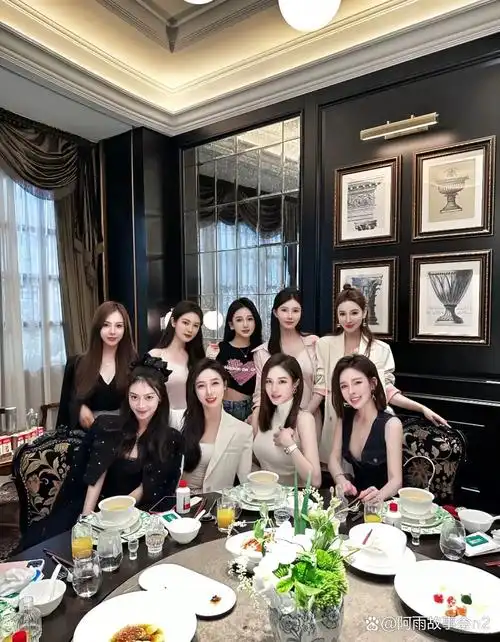 他们除了衣服和身高不一样,其他的地方好像都差不多,这或许名媛聚会