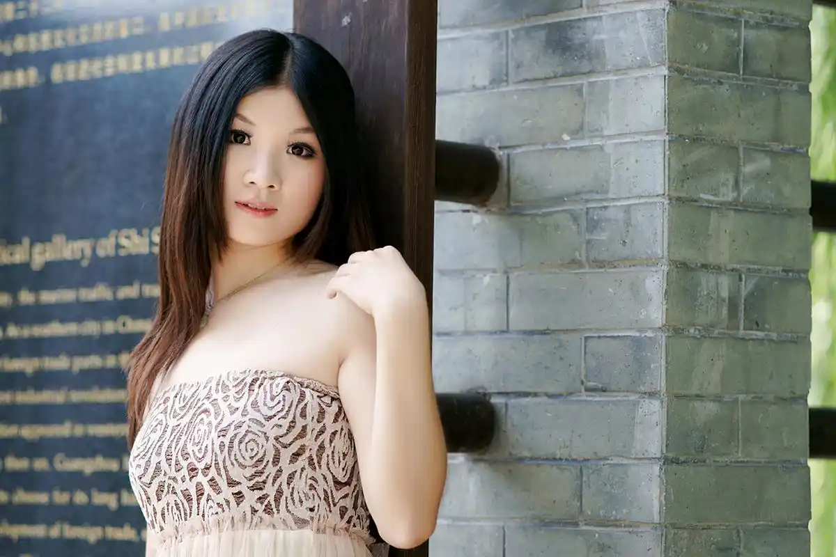 富态圆脸的可爱美女