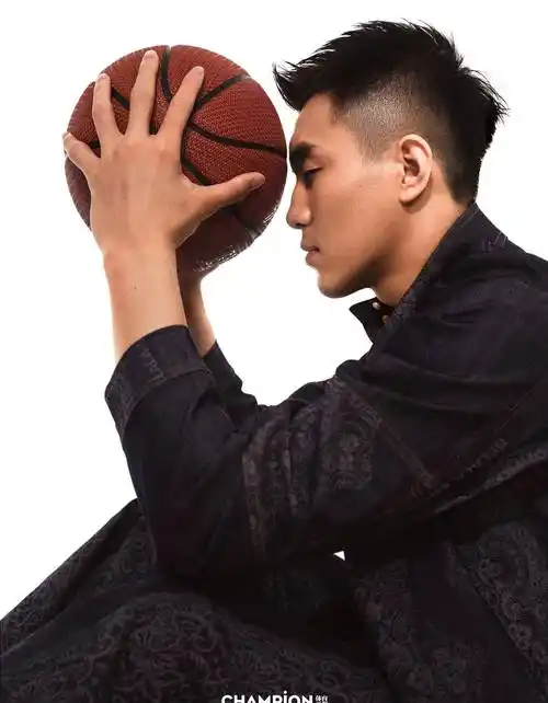 郭艾伦登《体育画报》八月封面,赤膊上阵秀八块腹肌,荷尔蒙爆棚_篮球