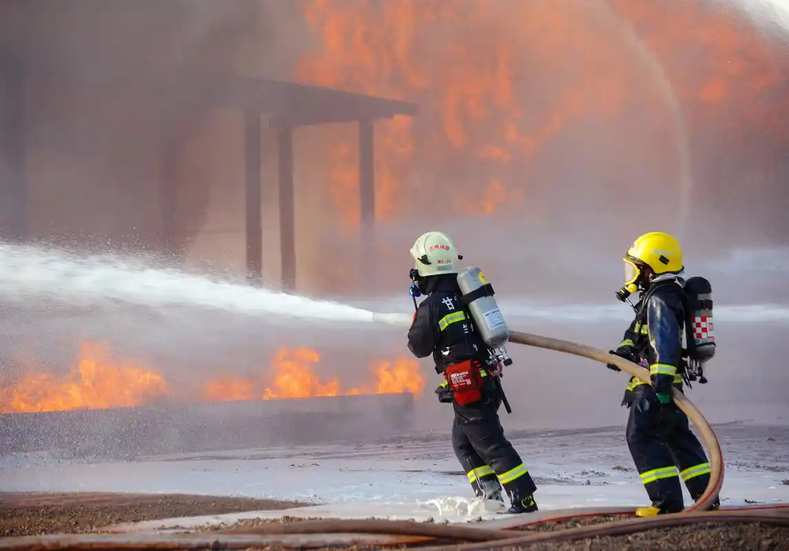 闯化工爆燃大火现场入高层火海救人甘肃开展应急消防救援演练