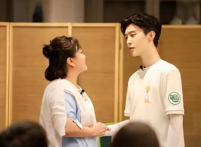 而且贾玲与范丞丞的"甜蜜"相处,甚至还催生出了"加饭cp".