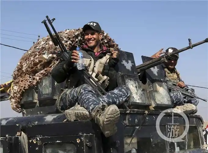 2月22日,在伊拉克摩苏尔西部的阿布·赛义夫镇,伊拉克警察坐在车顶.