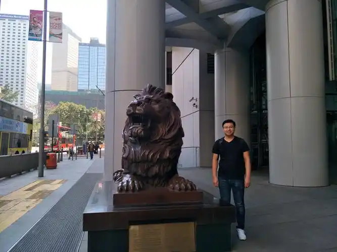 香港中环的风水大战为何香港汇丰银行大厦楼顶会驾着两门大炮