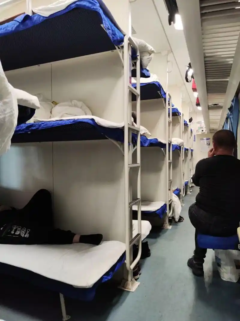 我选择中铺 下铺最贵,上铺最便宜,还没尝试过软卧,下一次坐绿皮火车的