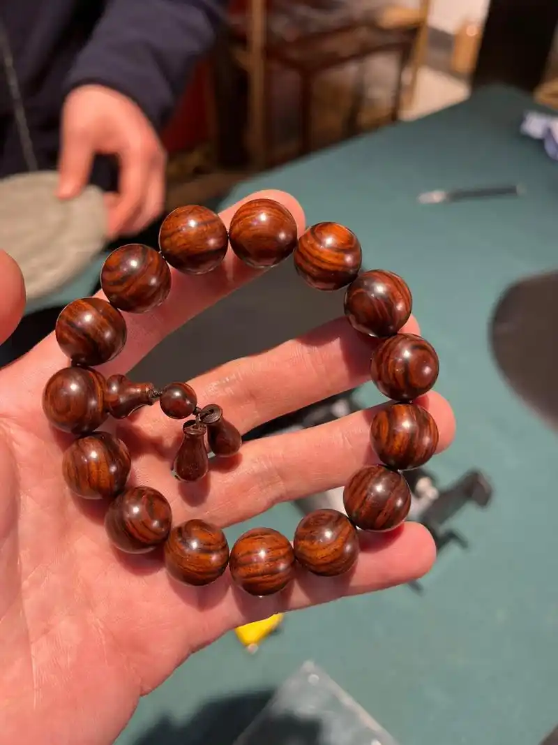 黄花梨手串保养秘籍:掌握这几招,让你的手串越盘越有韵味!