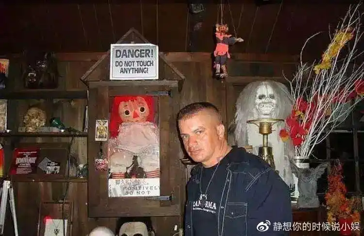 其中最让沃伦夫妇心怀忌惮的是一只赤发白衣布娃娃,名叫"安娜贝尔"