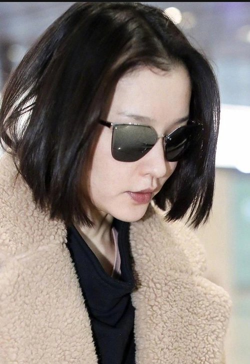 杜鹃打扮时尚又保暖表情高冷自推行李箱在机场疾走大长腿抢眼