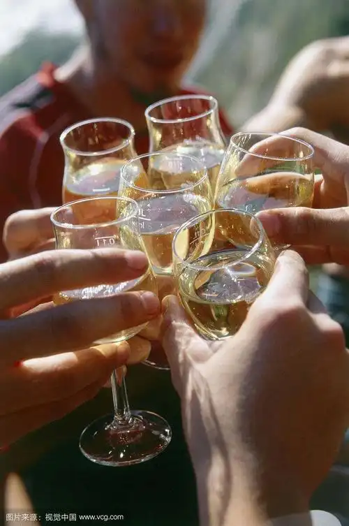 今天我们欢聚一堂,举杯同庆,为我们逝去的青春年华,为我们同学之间