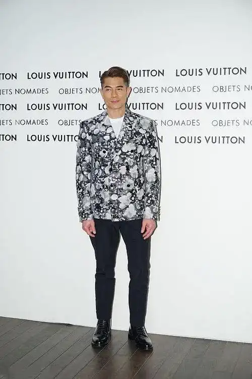 郭富城现身穿印花西装搭黑色西裤梳个偏分头有型帅气