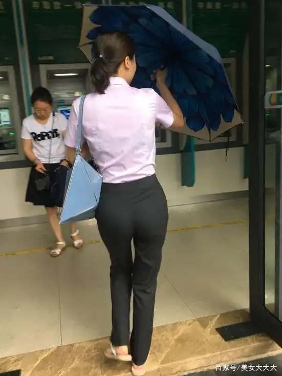 办业务回来的女柜员