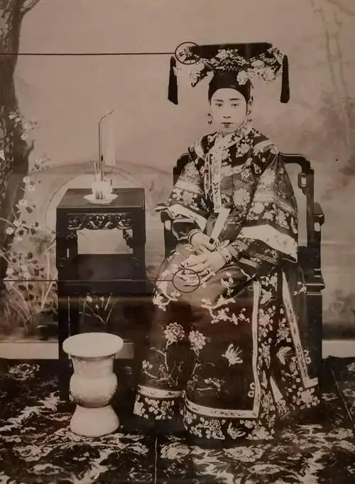 "这是我在国博参观"中国古代服饰文化展"时听到观众与工作人员的对话.