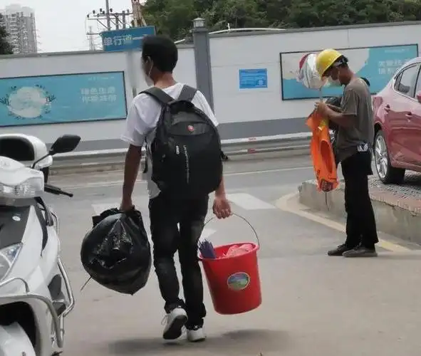 不知道本科学历的价值领识教育带你了解提桶人的生活