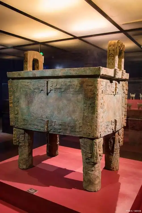 在周朝时期,制作大型青铜器需要大量的人力物力,在制造过程中常常涉及