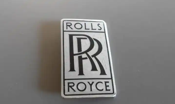 1车标是r的车有三个,一是双r车标是劳斯莱斯.