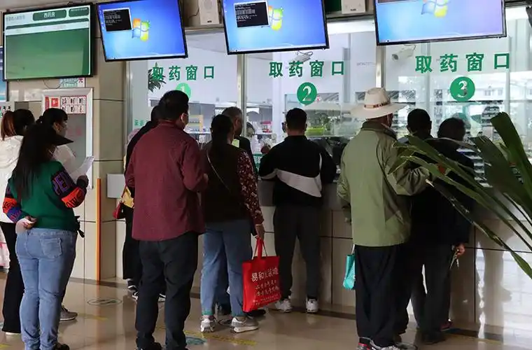 弥渡群众在县人民医院药房排队取药.马素萍摄