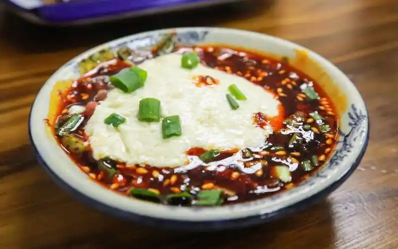 第一次吃四川荤豆花35元一大盆蘸上辣椒吃下去也太猛了吧