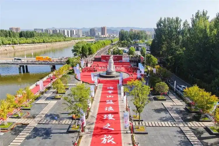 77对身着汉服的情侣浓情蜜意,执手相牵,来到婚礼仪式的水韵广场