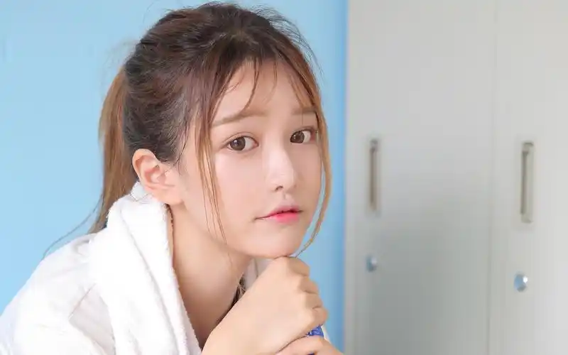 运动服美女性感写真高清电脑桌面壁纸