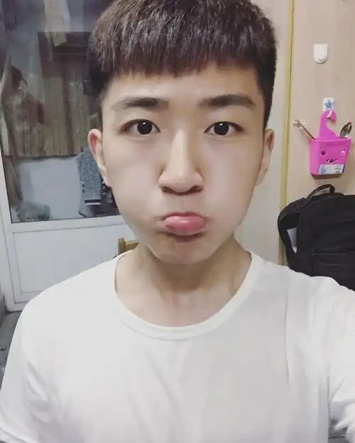 男生怎样自拍? - 知乎