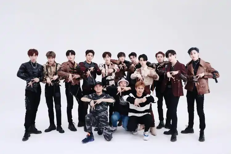 艺人导师葛彦彬助力彼方世界练习室r1se全员黑色西装杀绝绝子