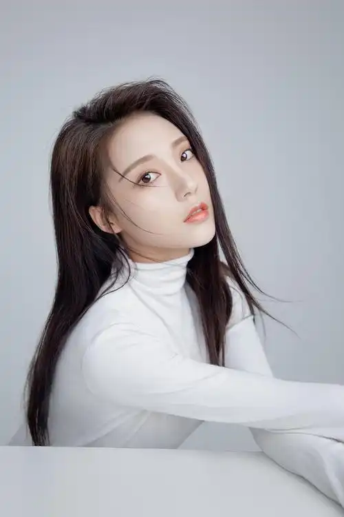 近日新人演员安泳畅一组写真大片释出