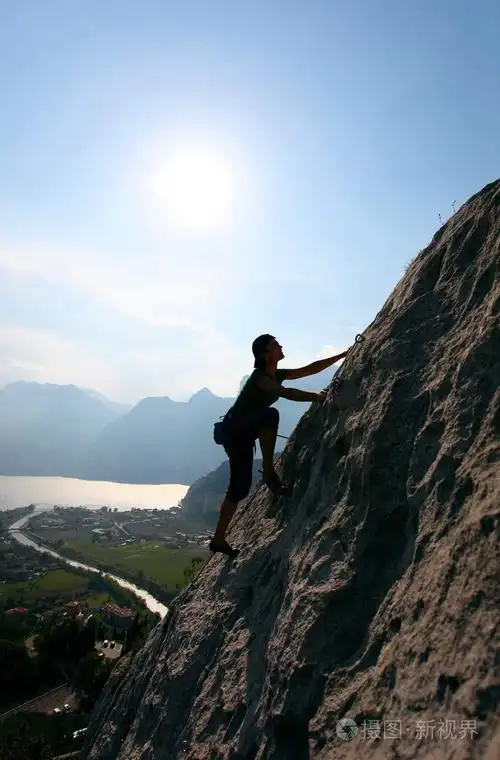 摇滚女登山者的剪影