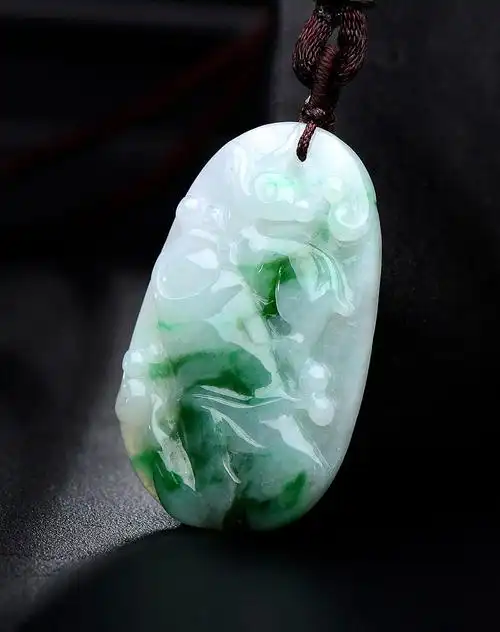 a货翡翠白底青细腻逐鹿中原吊坠