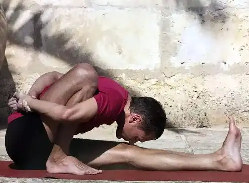 一个有效瘦腹瘦腿的低难度体式——圣哲玛里奇一式 | 体式精讲