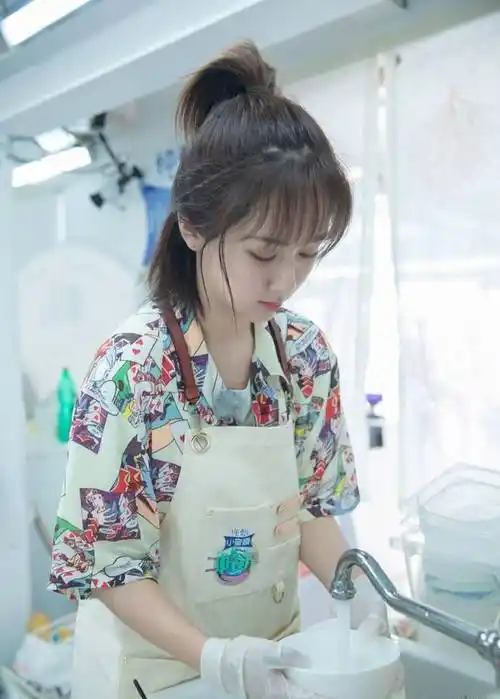 杨紫的发型怎么能这么美!太适合短发的女孩儿了!青春又靓丽