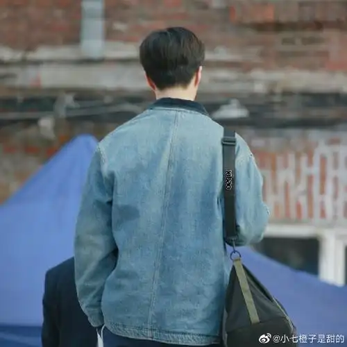范丞丞超话94#范丞丞左肩有你#单纯喜欢 背影感觉小孩子一样(如果不