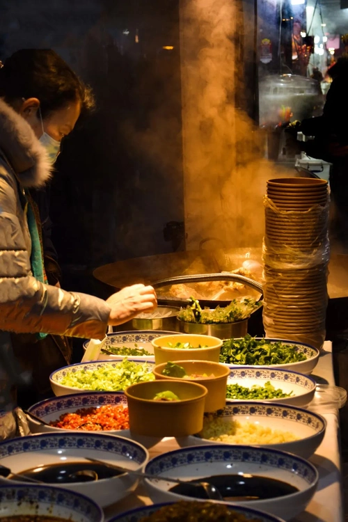 熙熙攘攘的烟火气里是否有你的归属