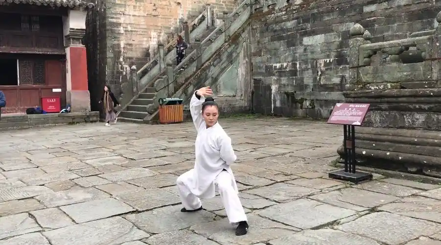 道士姐姐演练武当9式太极拳简单易学大众接受度很高