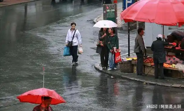阴天下雨降温不知道吃什么好?推荐:剁椒鱼头,除湿滋补健脑