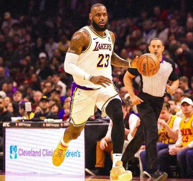 投篮13中1詹姆斯手感冰凉仍轰2266登顶历史出手王打铁第2人