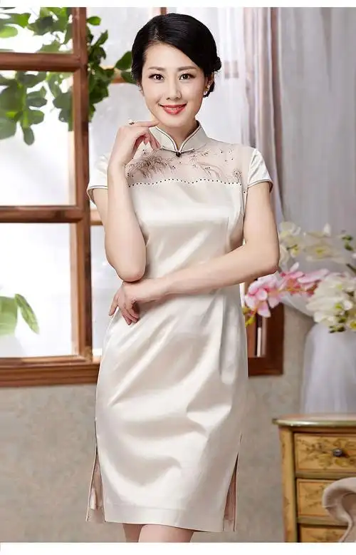 女款浅驼色真丝旗袍