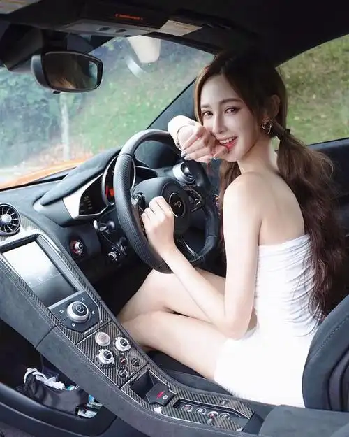 马来西亚顶级美人坐飞机开豪车穿大牌厨房都不忘秀a5腰