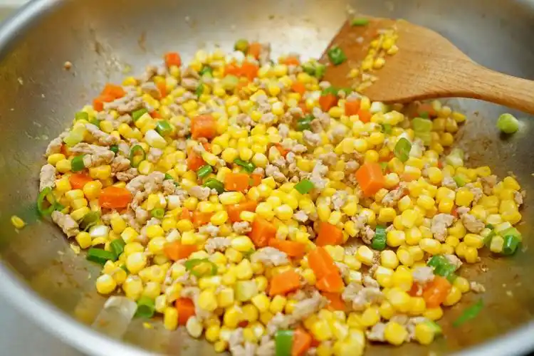 十分钟就能上菜,香甜可口,超下饭!小朋友爱吃的玉米粒炒肉末