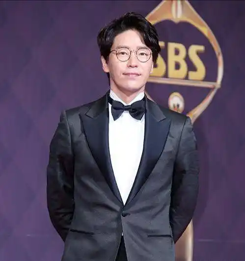 原创44岁的严基俊在顶楼是左拥右抱的渣男现实却单身渴望恋爱