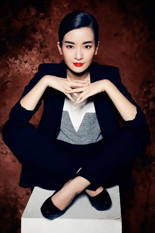 李晟红唇写真 "艳"开心扉中性美