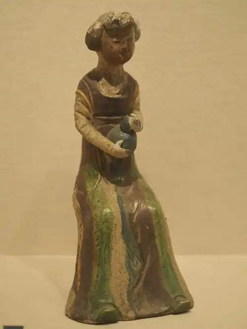 唐三彩女俑山东博物馆藏