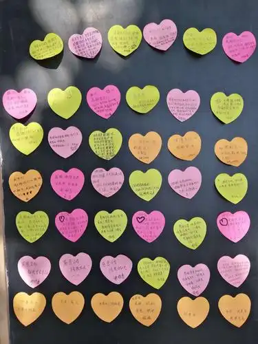 孩子让爸爸妈妈在爱心便利贴上写上了自己感恩的话语.