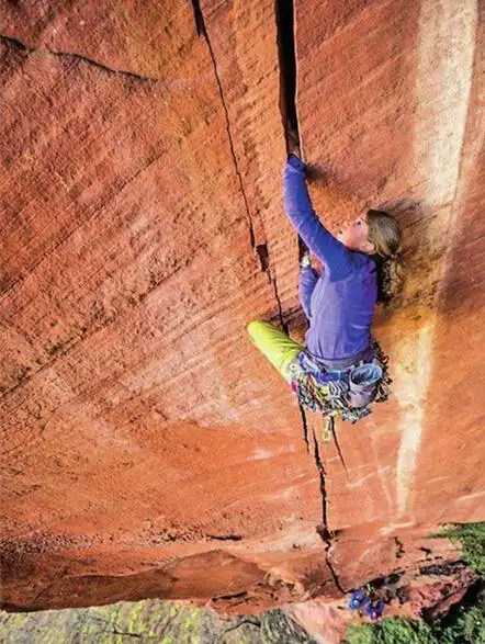 瑞士姑娘徒手攀爬丽江老君山绝壁