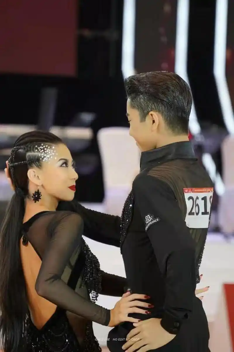 李茉晗这眼神包含深情,王崇墨玉树临风风度翩翩,太美了,太帅了