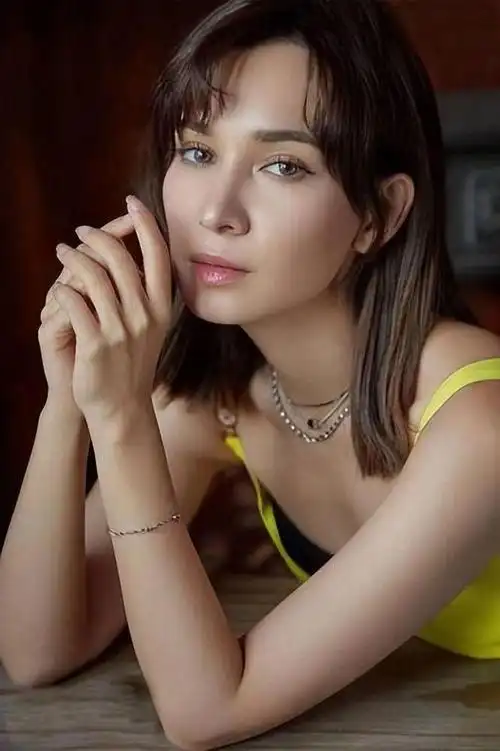 卢靖姗穿白色吊带裙优雅美艳!她魔鬼身材性感火辣!