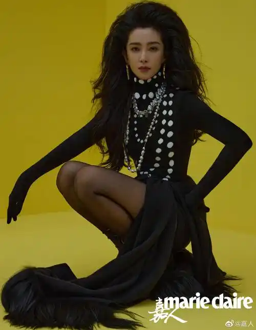 倪妮绑带皮衣太火辣,李冰冰演绎狮子王同款发型,2023开年封面谁更强