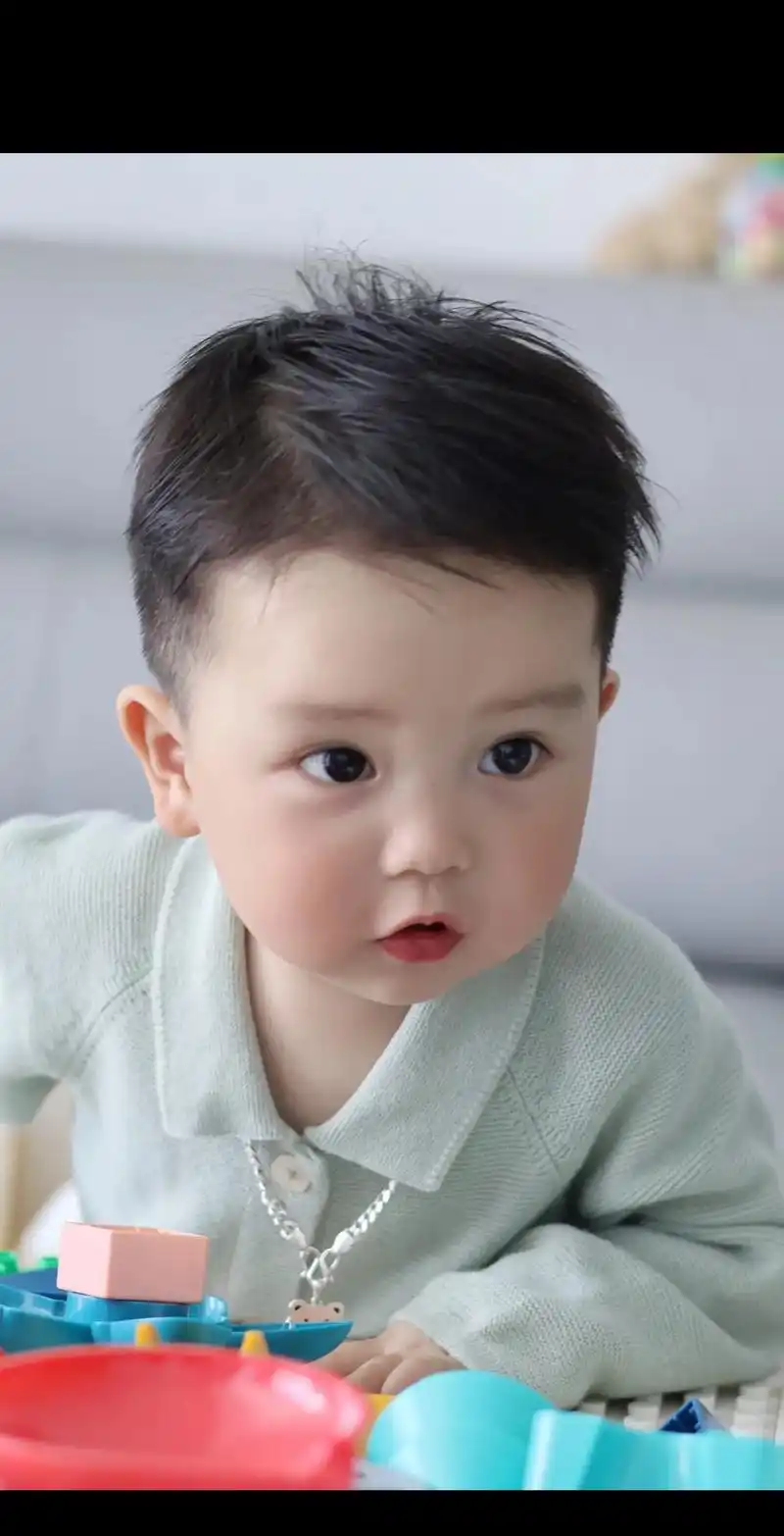 他怎么又帅又可爱～#晒一晒萌娃春夏穿搭 #我的男孩 #晒出越 - 抖音